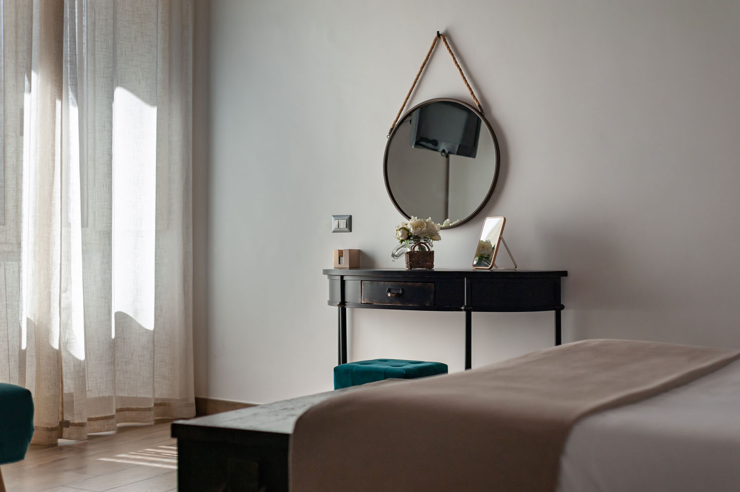 Bed & box gallery image